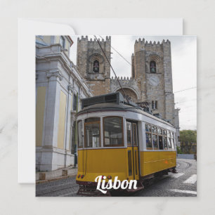 Tranvía amarillo en la Catedral de Lisboa en Portu