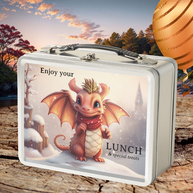 Tratamientos de dragón de invierno (Lunch box featuring an illustration of a cute dragon in a winter landscape.)