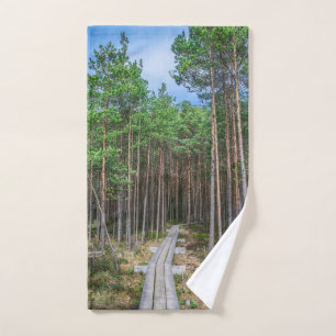 Trayectoria de madera en bosque de pinos