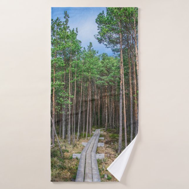 Trayectoria de madera en bosque de pinos (Toalla de baño)