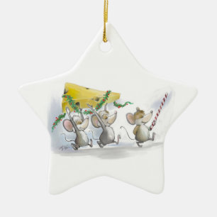Trayendo el ornamento de la estrella del queso de
