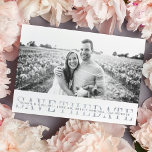 Trazo de Sheer | Guardar la tarjeta fotográfica de<br><div class="desc">Invite a sus amigos y familiares a guardar la fecha de su boda con estas encantadoras y modernas tarjetas de fotos. Diseño sencillo y limpio presenta una banda blanca en la parte inferior de la foto con las palabras "guardar la fecha" en gris con sus nombres, fecha de boda y...</div>