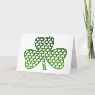 Tréboles blancos en tarjeta de felicitación verde