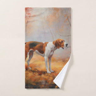 Treeing Walker Coonhound en hojas de otoño caídas