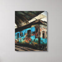 Tren abandonado con arte urbano de grafitis en la 