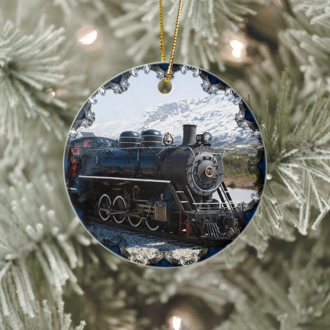 Tren de paso blanco en ornamento de nieve (Old-fashioned train, ceramic Christmas ornament with blue edging.)