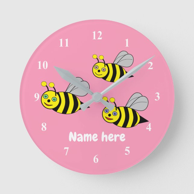 Tres abejas en un reloj de pared acrílico rosa (Anverso)