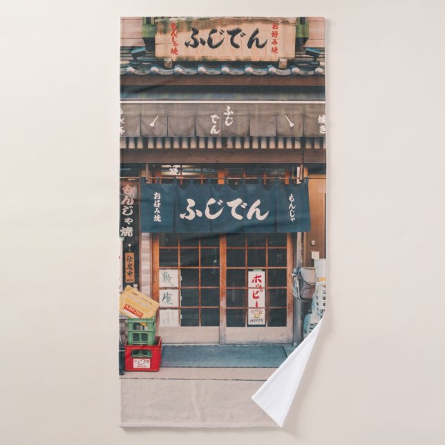 TRES BICICLETAS ESTACIONADAS FRENTE AL EDIFICIO (Toalla de baño)