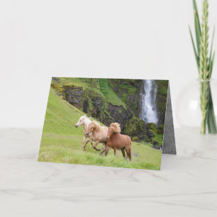 Tres caballos corren en la tarjeta de felicitación