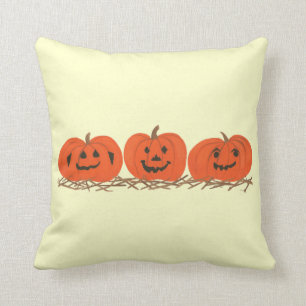 Tres calabazas felices en la almohada de Halloween