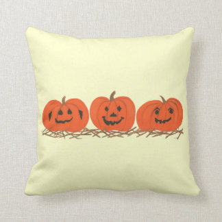 Tres calabazas felices en la almohada de Halloween