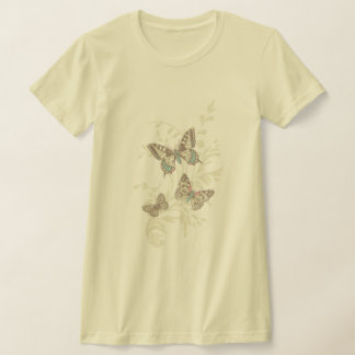 Tres camisetas con tinta gráfica de mariposas