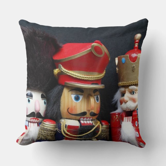 Tres cascanueces en la almohada de tiro negra (Anverso)