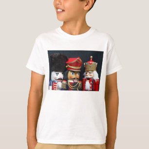 Tres cascanueces en la camiseta negra del niño