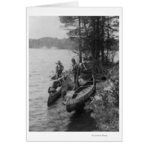 Tres cazadores con canoas en la orilla