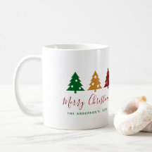 Tres copas de nieve de árbol de pino cuelgan la na