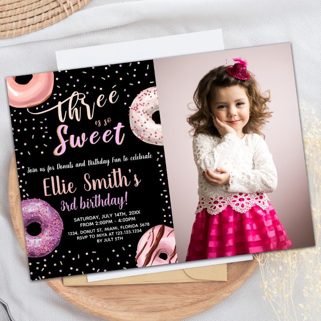 Tres dulces invitaciones de cumpleaños a Donut Pho (Three Sweet Black Photo Donut Birthday Invitations)
