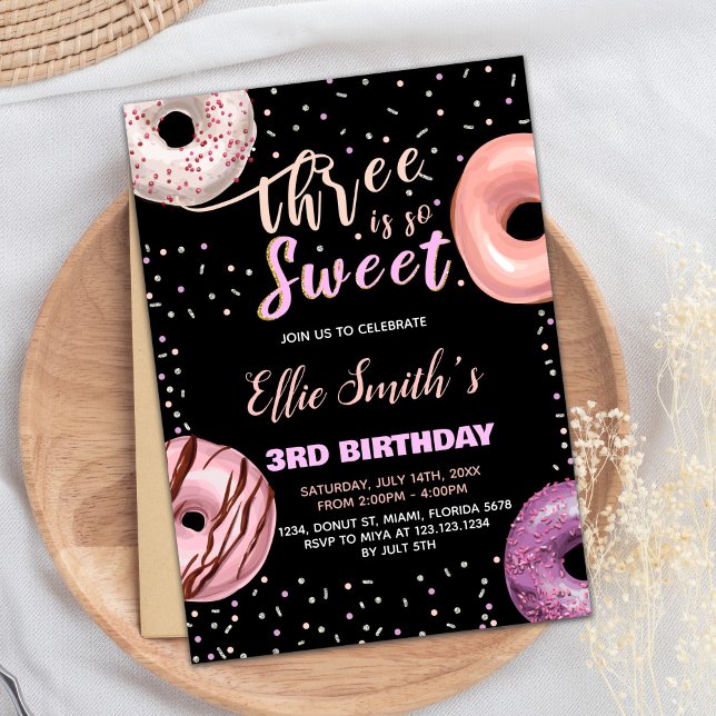 Tres dulces invitaciones de cumpleaños de donut ro (Black Three Sweet Pink Donut Birthday Invitations)