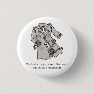 Tres gatitos distraídos en un botón de trinchera