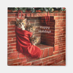 Tres gatitos en un imán de calcetín de Navidad