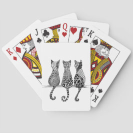 Tres gatos blancos y negros en las cartas de juego