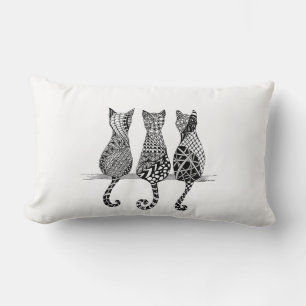 Tres gatos en fila de almohada en diseño