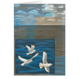 Tres gaviotas blancas volando sobre el agua