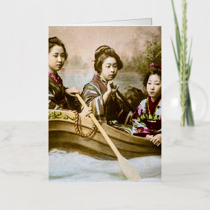 Tres geisha en un barco de fila con una diapositiv