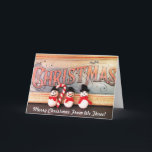 Tres hombres de nieve con tarjeta de Navidades de<br><div class="desc">Tres hombres de nieve en la carretera a los Navidades y están trayendo un bastón de dulces para compartir.</div>