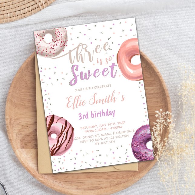 Tres invitaciones de cumpleaños de donut rosado du (Three Sweet Pink Donut Birthday Invitations)