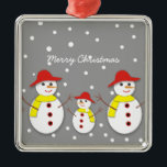 Tres lindos hombres de nieve personalizado adorno<br><div class="desc">Tres adorables muñecos de nieve personalizado adornado en Navidad con tres adorables hombres de nieve con gorra rojo,  bufanda amarilla,  ojos de botón y palos en un fondo gris con copos de nieve.</div>