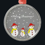 Tres lindos hombres de nieve personalizado adorno<br><div class="desc">Tres adorables muñecos de nieve personalizado adornado en Navidad con tres adorables hombres de nieve con gorra rojo,  bufanda amarilla,  ojos de botón y palos en un fondo gris con copos de nieve.</div>