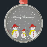 Tres lindos hombres de nieve personalizado adorno<br><div class="desc">Tres adorables muñecos de nieve personalizado adornado en Navidad con tres adorables hombres de nieve con gorra rojo,  bufanda amarilla,  ojos de botón y palos en un fondo gris con copos de nieve.</div>