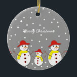 Tres lindos hombres de nieve personalizado adorno<br><div class="desc">Tres adorables muñecos de nieve personalizado adornado en Navidad con tres adorables hombres de nieve con gorra rojo,  bufanda amarilla,  ojos de botón y palos en un fondo gris con copos de nieve.</div>