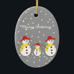 Tres lindos hombres de nieve personalizado adorno<br><div class="desc">Tres adorables muñecos de nieve personalizado adornado en Navidad con tres adorables hombres de nieve con gorra rojo,  bufanda amarilla,  ojos de botón y palos en un fondo gris con copos de nieve.</div>