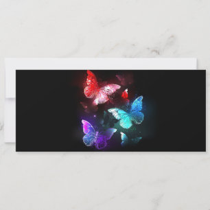 Tres mariposas brillantes en el fondo nocturno