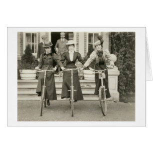 Tres mujeres en bicicleta, a principios del siglo