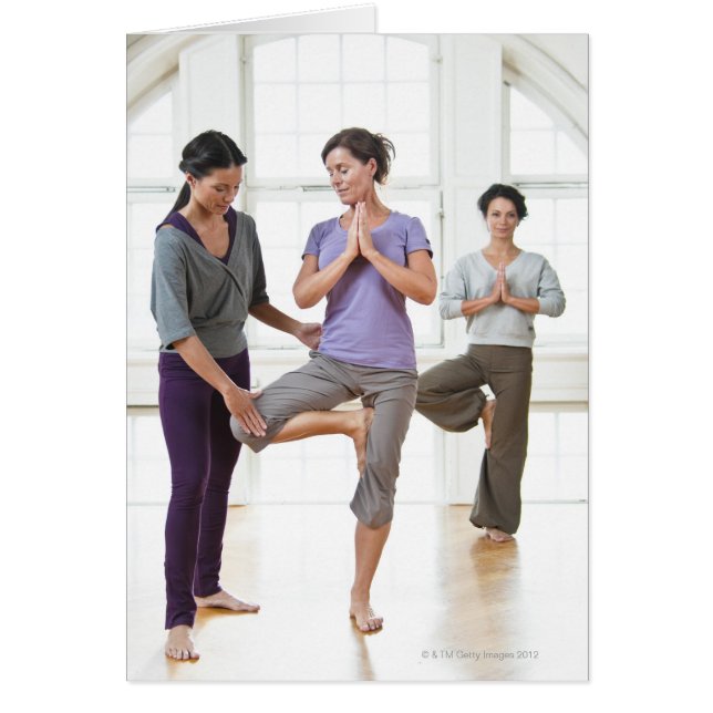 Tres mujeres practicando yoga (Frente)