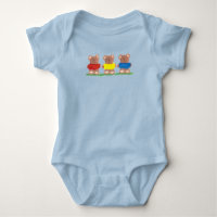 Tres osos de peluche con camisetas