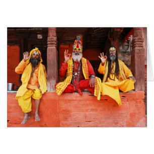 Tres Saddhus que se sienta en el templo Nepal de