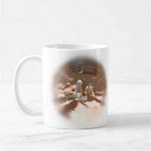 Tres suricatas divertiéndose al sol, taza de café