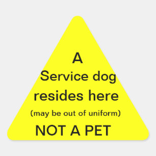Triangular El perro del servicio reside aquí pegatina