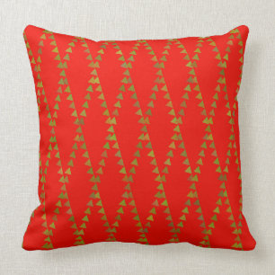 Triángulos verdes en la almohada roja