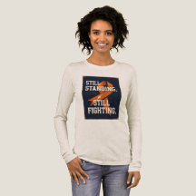 "Aún en pie. Sigue luchando". Camiseta
