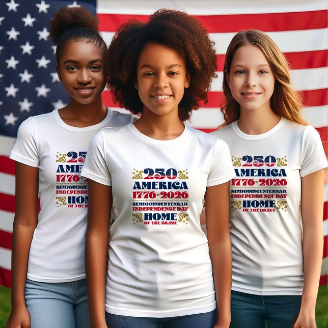 Triblenda Camiseta 2026 del 250 Aniversario moderno de Améri (Three American girls wearing the 250th American anniversary t-shirt designed by The American Family.)