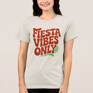 Triblenda Camiseta de tipografía retro 'Fiesta Vibes Only'