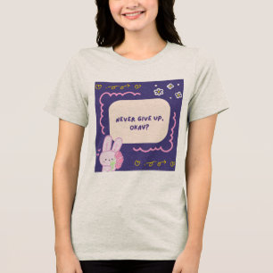 Triblenda Camiseta gris con cita ilustrativa rosa y morada
