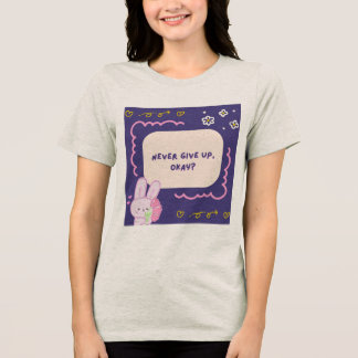 Triblenda Camiseta gris con cita ilustrativa rosa y morada