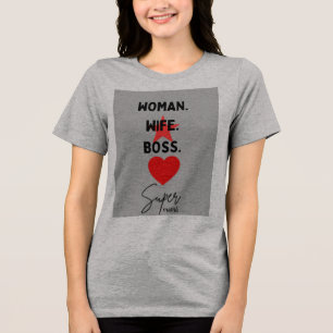 Triblenda Camiseta Gris con Tipografía Mujer Esposa Jefa