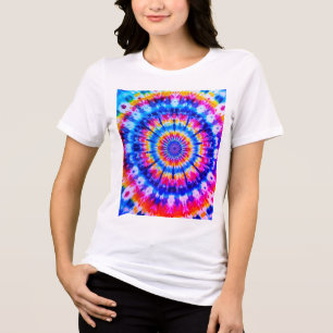 Triblenda Diseño de Tie Die en una camiseta blanca de manga 